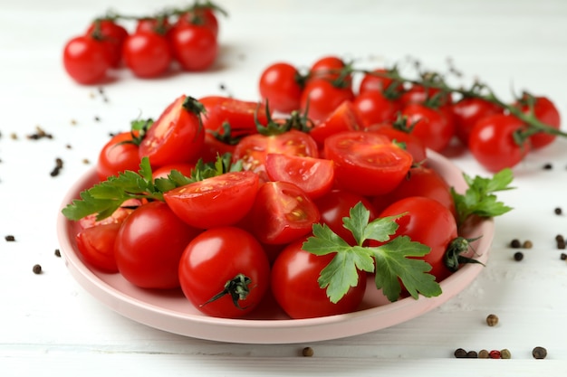 Assiette avec tomate cerise sur bois blanc