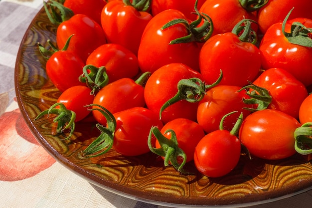 Une assiette avec des tomates cerises juteuses