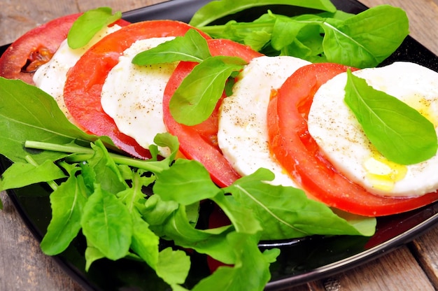 Une assiette de tomates en tranches et de laitue avec une tranche de tomate