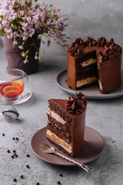 Assiette avec une tranche de délicieux gâteau au chocolat fait maison