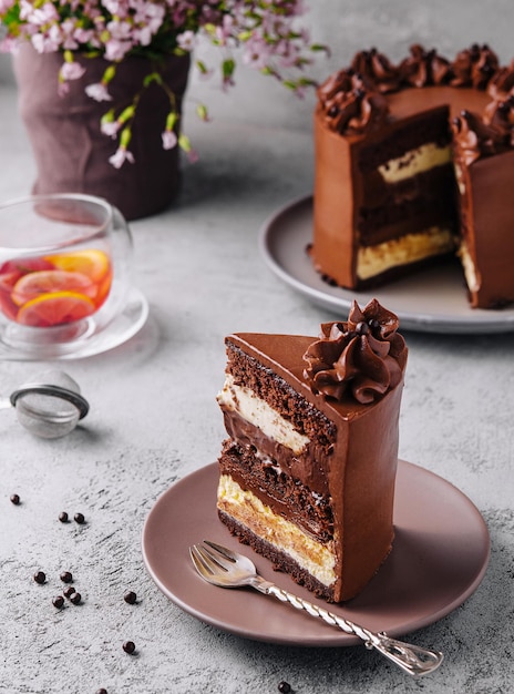 Photo assiette avec une tranche de délicieux gâteau au chocolat fait maison