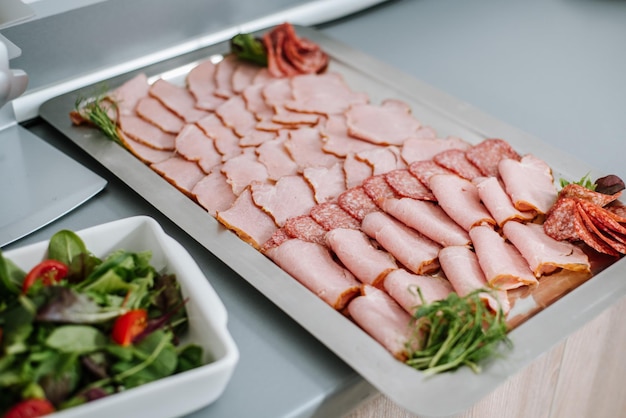 Assiette avec des tranches de hum sur la table du buffet