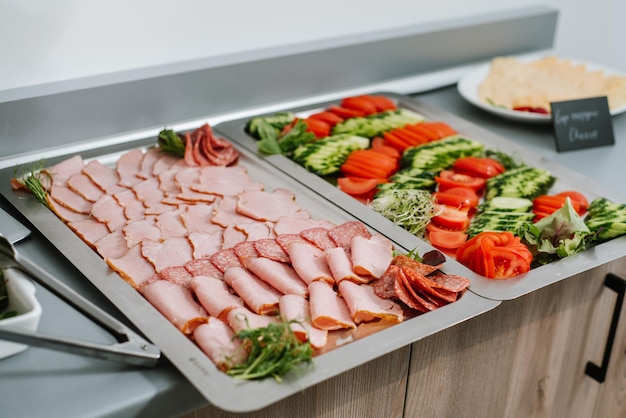 Assiette avec des tranches de hum sur la table du buffet