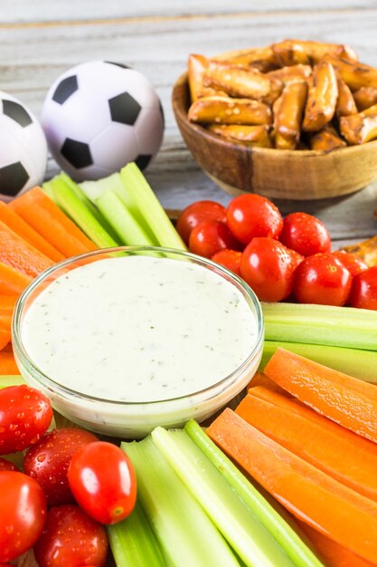 Assiette végétarienne avec trempette pour une fête de football.