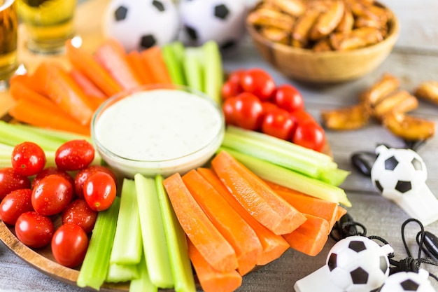 Assiette végétarienne avec trempette pour une fête de football.