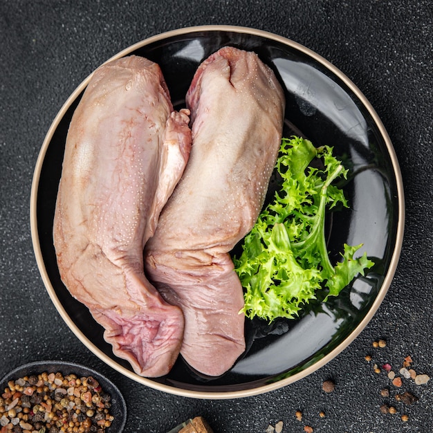 Une assiette de viande et un bol de légumes verts avec le mot nourriture dessus