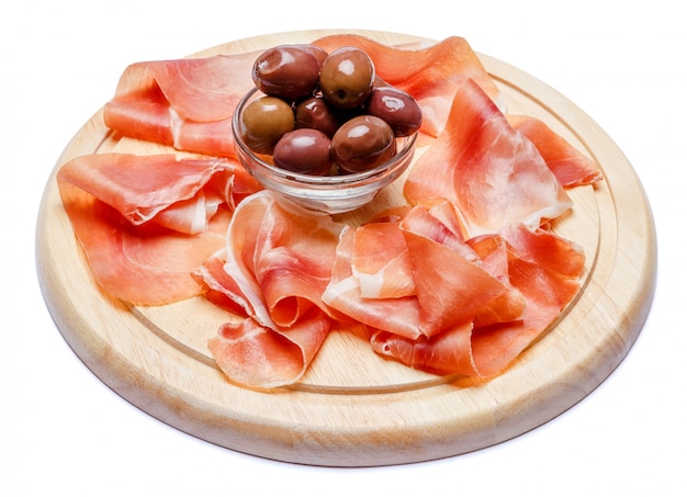 Assiette de viande de crudo de prosciutto italien ou de jambon espagnol sur une planche à découper en bois