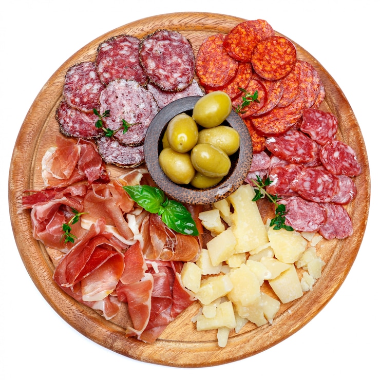 Photo assiette de viande et fromage avec saucisse salami, chorizo, parme et parmesan