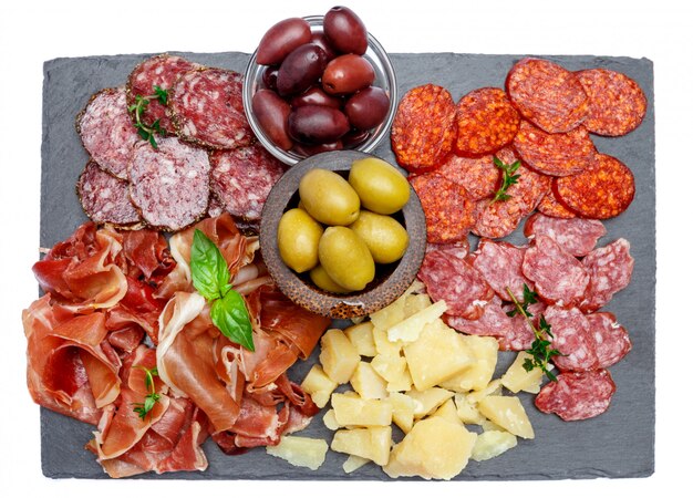 Assiette de viande et fromage avec saucisse salami, chorizo, parme et parmesan