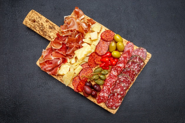 Assiette de viande et fromage avec saucisse salami, chorizo, parme et parmesan