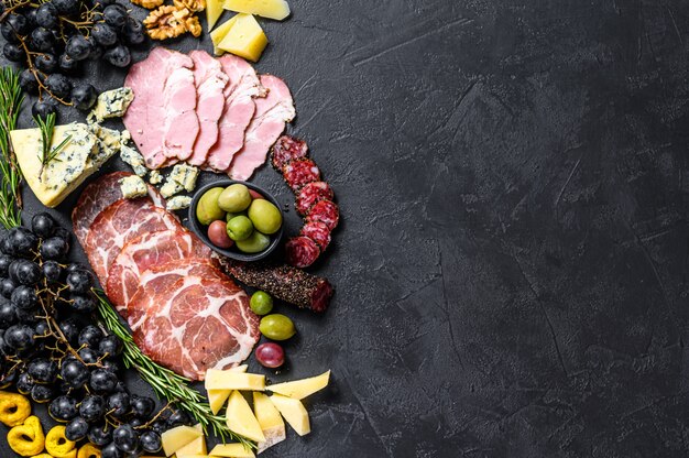 Assiette de viande et de fromage sur la table