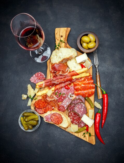 Assiette De Viande Et De Fromage Et Vin Avec Saucisse, Prosciutto, Olives