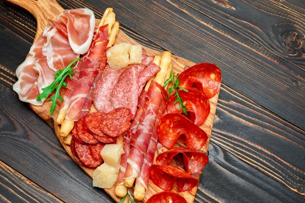 Assiette de viande fumée à froid avec côtelettes de porc, jambon, salami et bâtonnets de pain