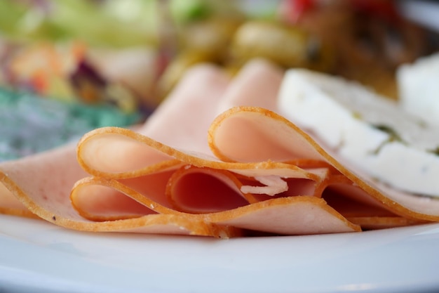 Assiette de viande fumée avec des tranches de bacon de jambon