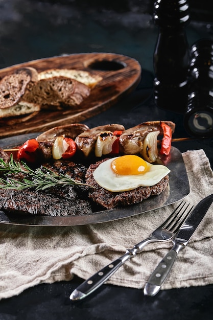 Assiette de viande grillée