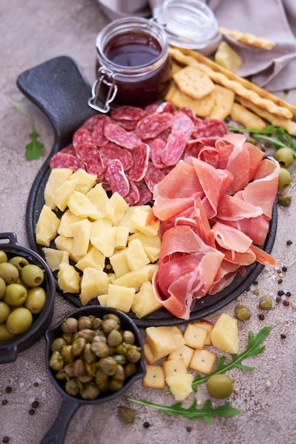 Assiette de viande italienne antipasti jambon prosciutto bresaola salami et parmesan