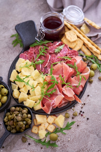 Assiette de viande italienne antipasti jambon prosciutto bresaola salami et parmesan