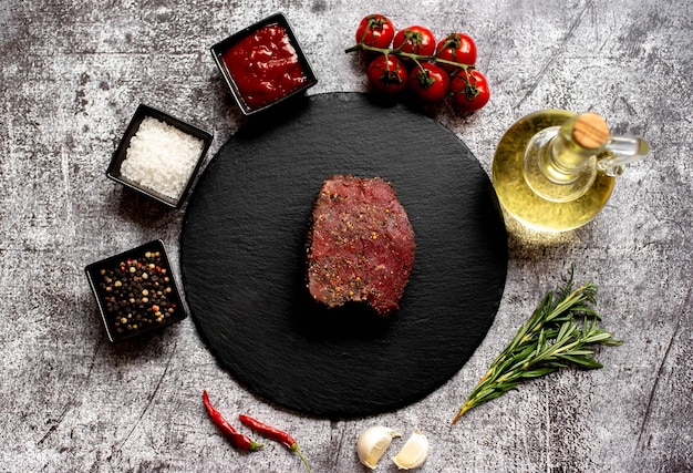 Photo une assiette de viande avec un verre de vin et un verre de vin.