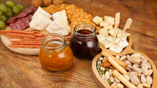 Assiette de viandes et fromages pour apéritifs bocaux à confiture et miel