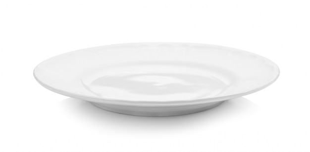 Assiette vide blanche sur une surface blanche
