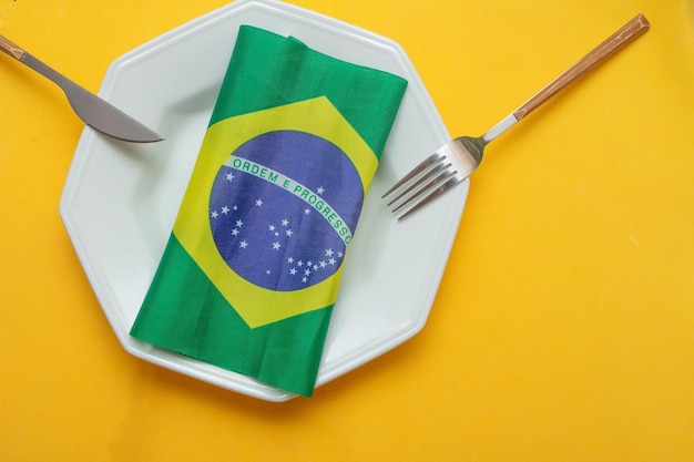 Assiette vide avec couverts avec drapeau brésilien