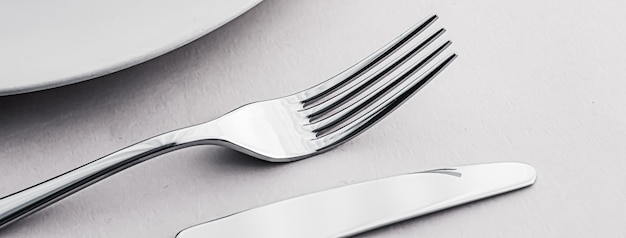 Assiette vide et couverts en tant que maquette sur fond blanc vaisselle supérieure pour la décoration de la table du chef et la marque du menu
