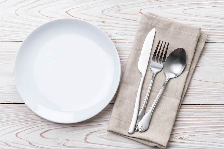 Photo assiette vide cuillère fourchette et couteau