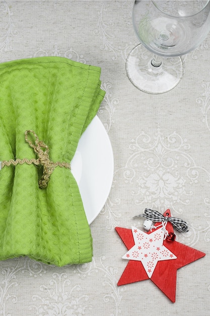 Assiette vide avec décoration de Noël et du nouvel an pour le menu de vacances.