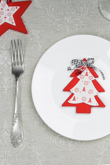 Assiette vide avec décoration de Noël et du nouvel an pour le menu de vacances.