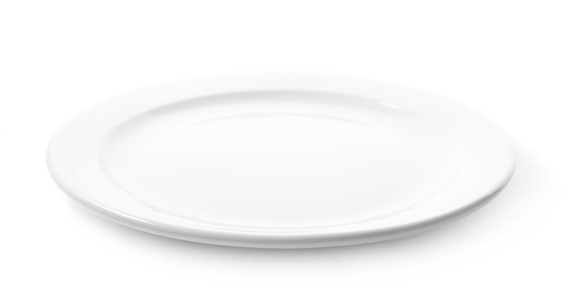 Assiette vide isolée sur blanc