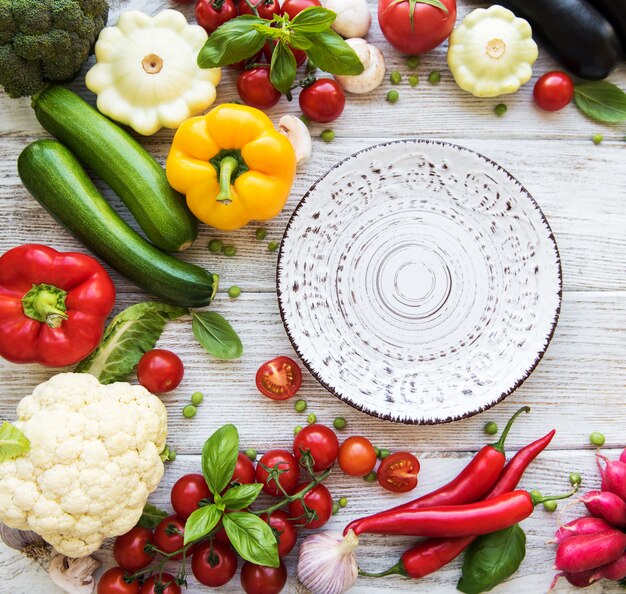 Assiette vide et légumes frais