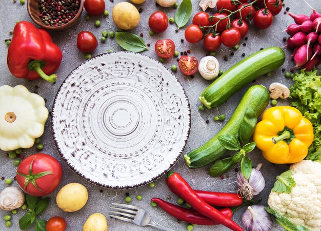 Assiette vide et légumes frais