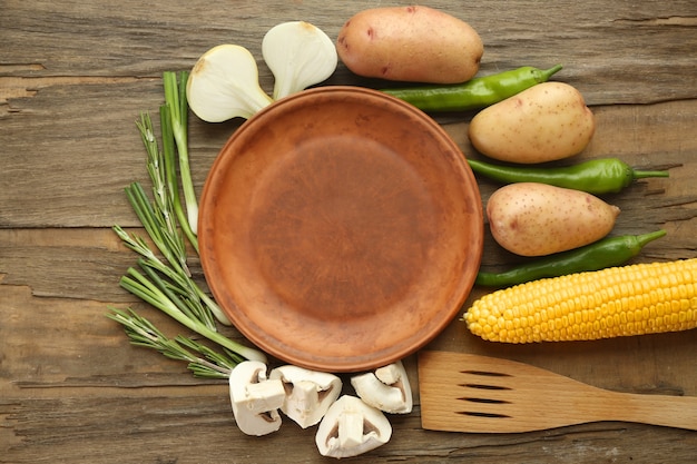 Assiette vide avec des légumes sur table