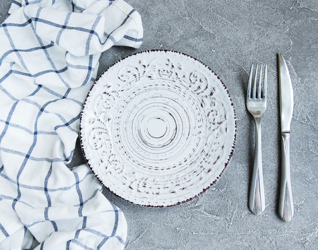 Assiette vide sur la nappe