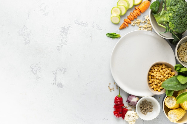 Assiette vide avec de la nourriture végétarienne. Ingrédients frais pour la cuisson vue de dessus de repas végétalien