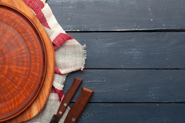 Assiette vide et une serviette sur une table en bois