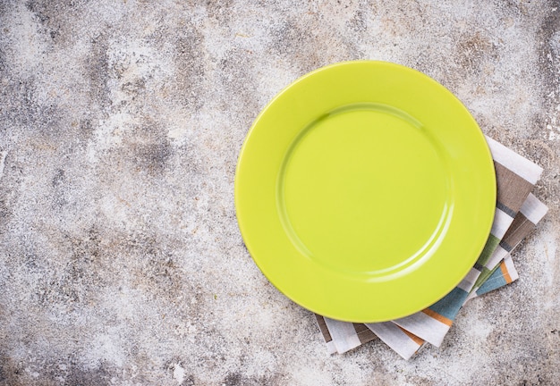 Assiette vide sur une table en béton