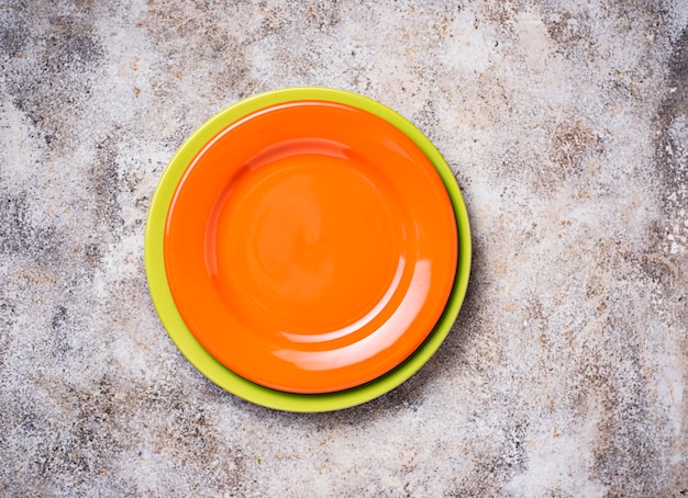 Assiette vide sur une table en béton