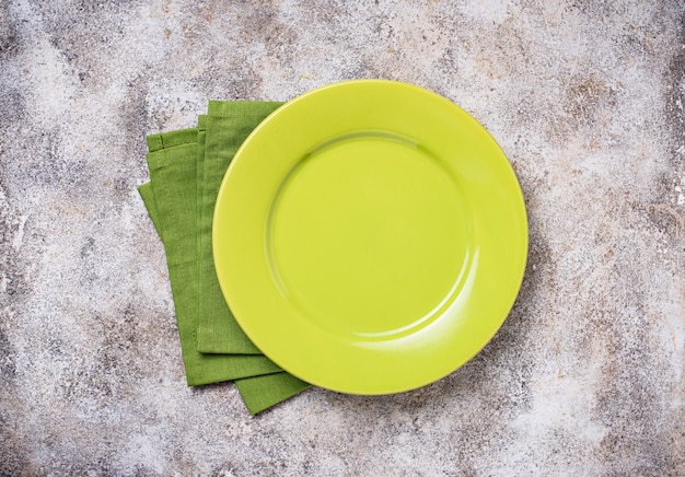 Assiette vide sur une table en béton