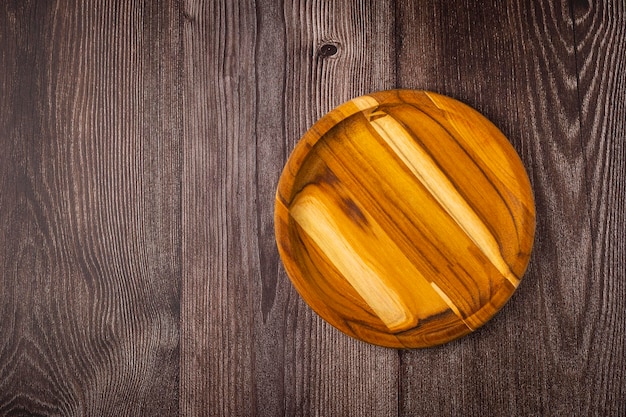 Assiette vide sur la table en bois Vue de dessus de l'image