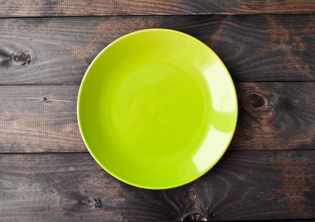 Assiette vide sur une table en bois. Vue de dessus