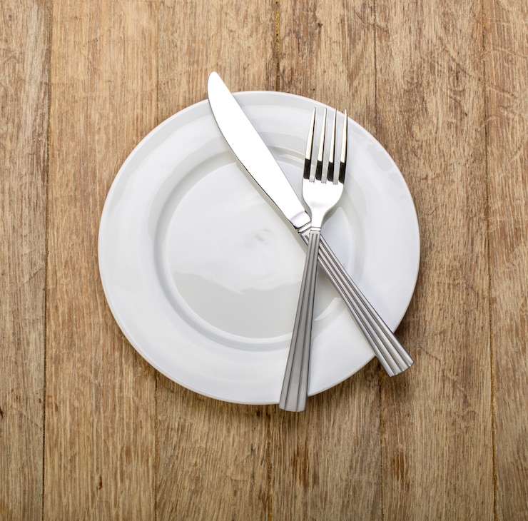 Photo assiette vide sur table en bois