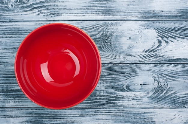 Assiette vide sur une table en bois