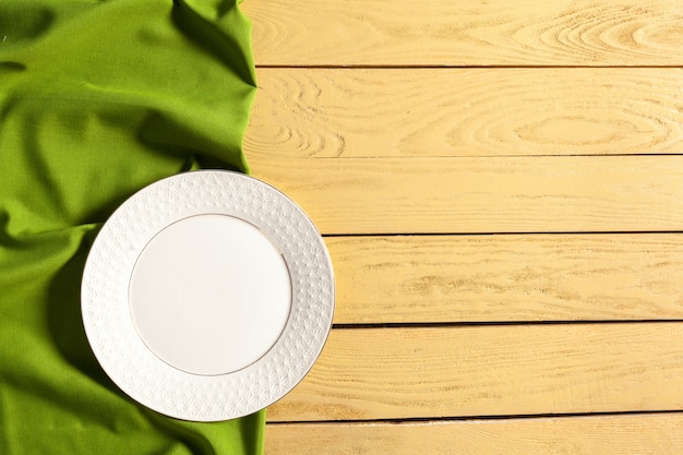 Photo assiette vide sur table en bois