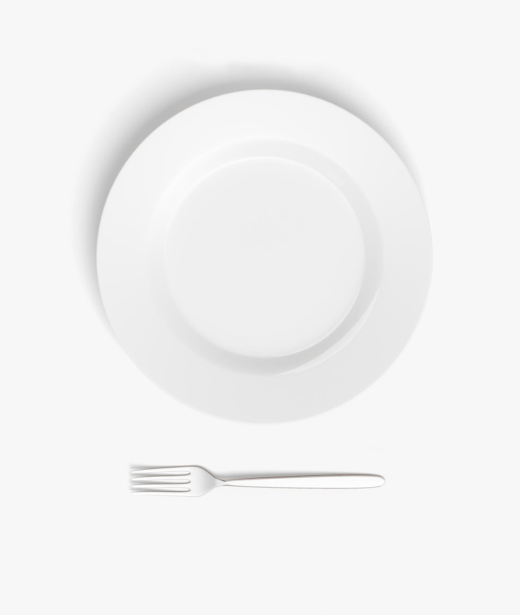 Photo assiette vide sur tableau blanc