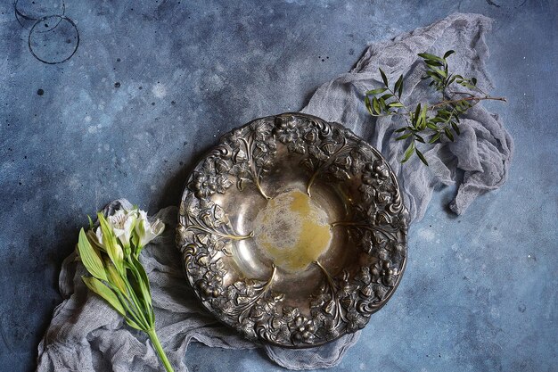 Assiette vintage sur fond de béton gris-bleu, vue de dessus