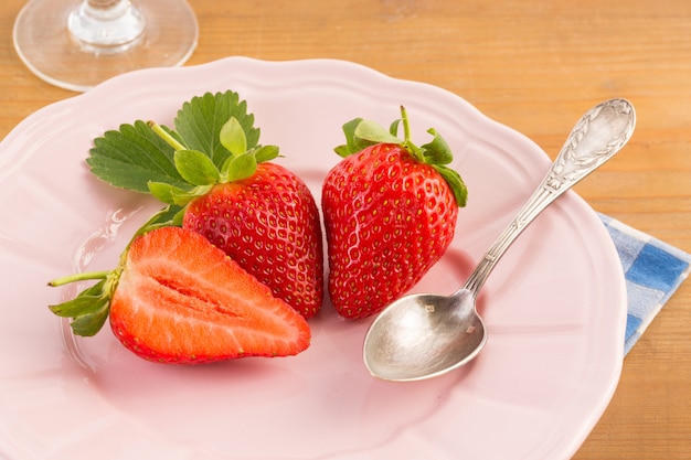 Assiette vintage rose aux fraises