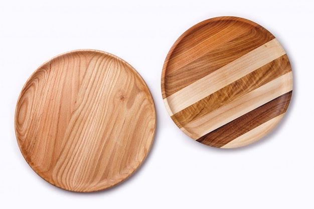 Assiettes en bois sur fond blanc