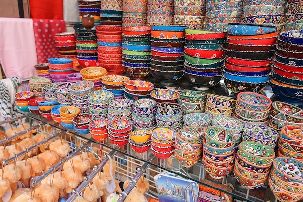 Assiettes et bols en céramique orientale colorée avec