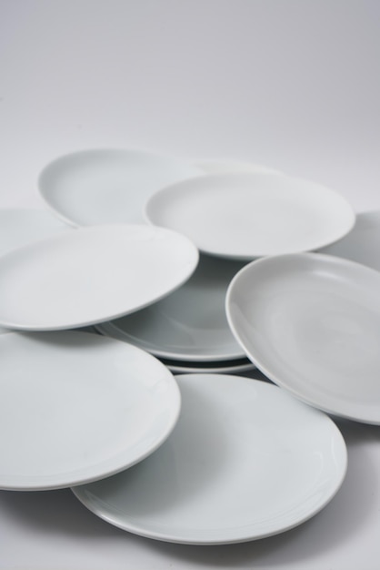 Assiettes en céramique blanche sur fond blanc